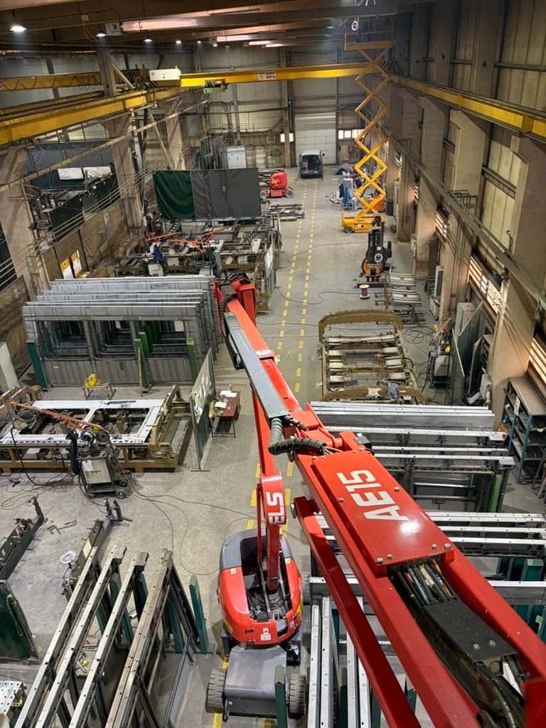 Industrielle Elektroinstallation in einer Produktionshalle von der Hubarbeitsbühne aus