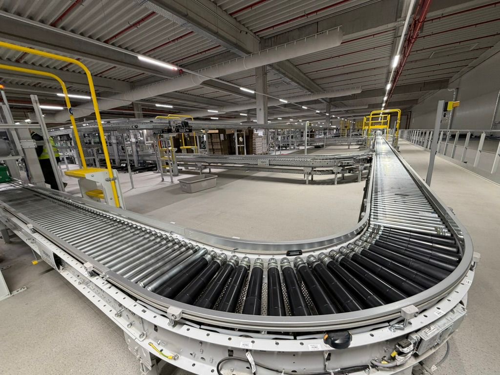 Förderanlage in einer Logistikhalle